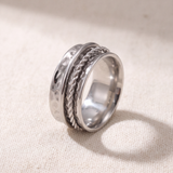 Rope 316L stainless steel spinner ring on a bone linen ground