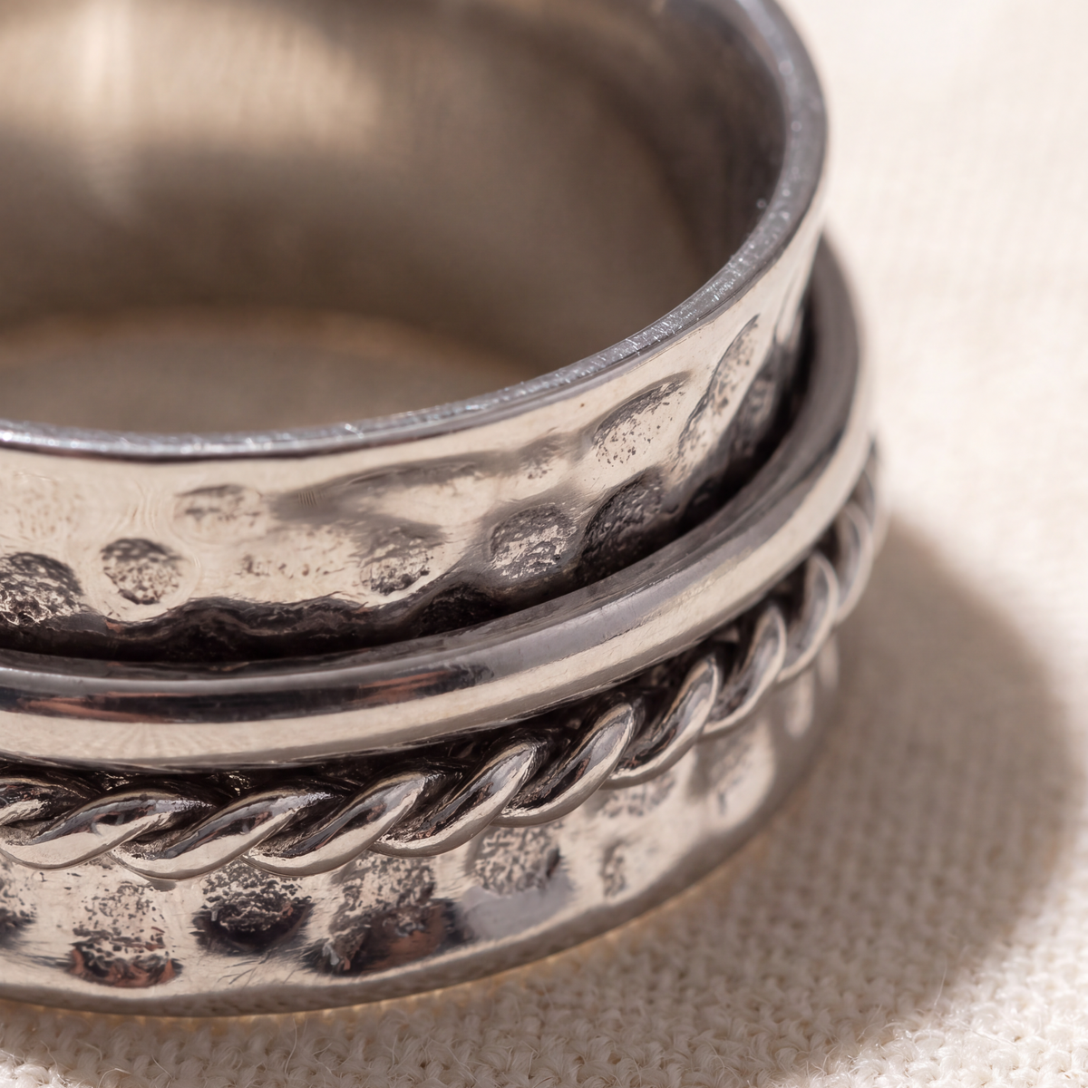 The Rope 316L stainless steel spinner ring, detail 3