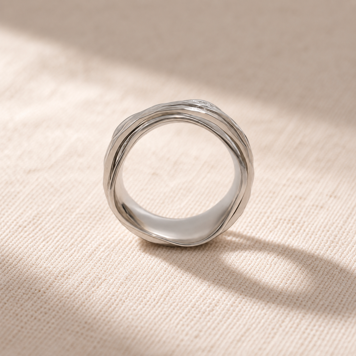 The Wave 316L stainless steel spinner ring, detail 1