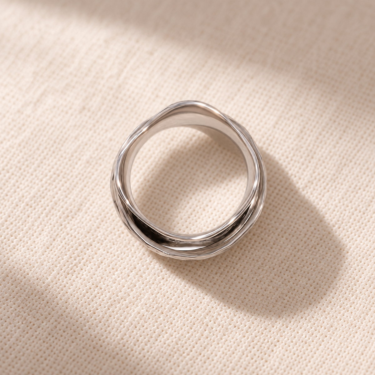 The Wave 316L stainless steel spinner ring, detail 2