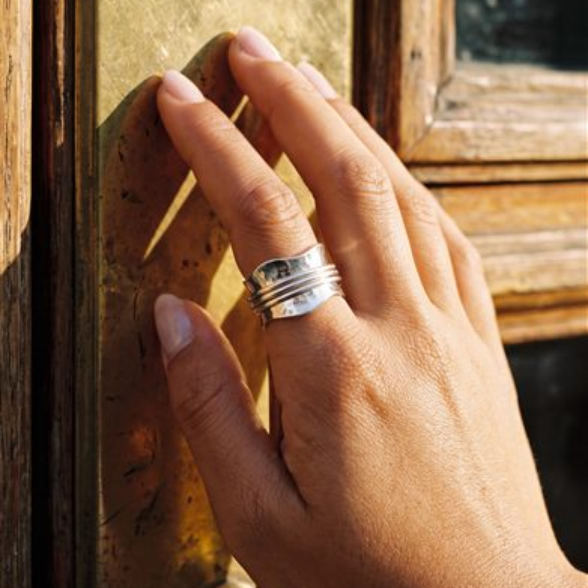 The Wave 316L stainless steel spinner ring, detail 3
